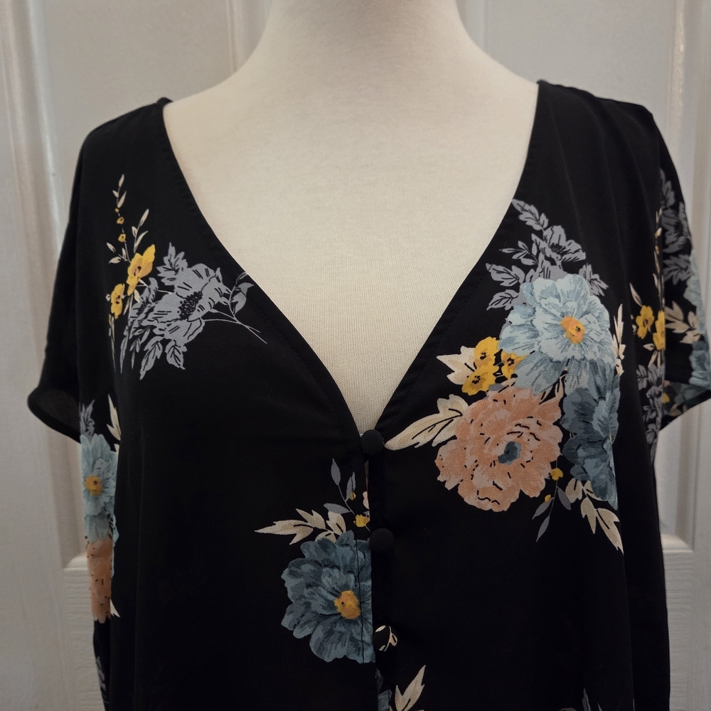 Torrid Top Blouse Black Floral Print Flowers Roses Fall Size 2 2X Boho Bohemian